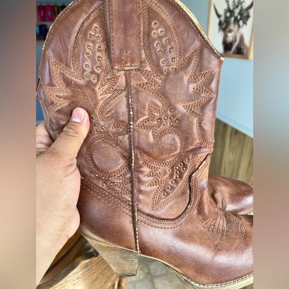 Very Volatile Boots - Picture 5 of 10